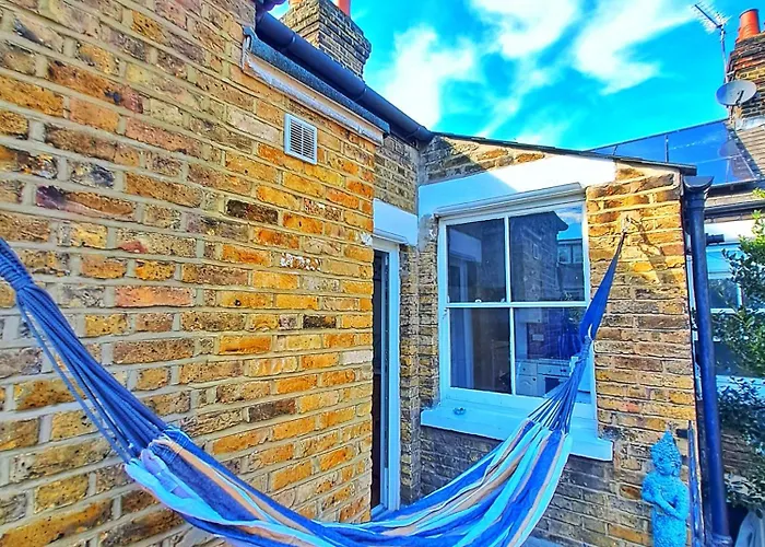 Elephant & Castle 2 Bed Hammock Hangout